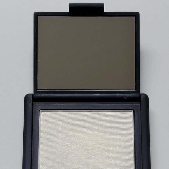 Nars ALBATROSS Highlighting Powder (0.16 oz.) - Picture 3 of 7